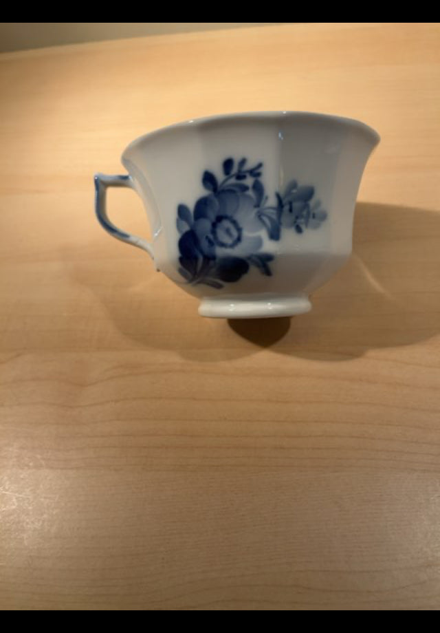 Royal Copenhagen, Blå Blomst Kantet.